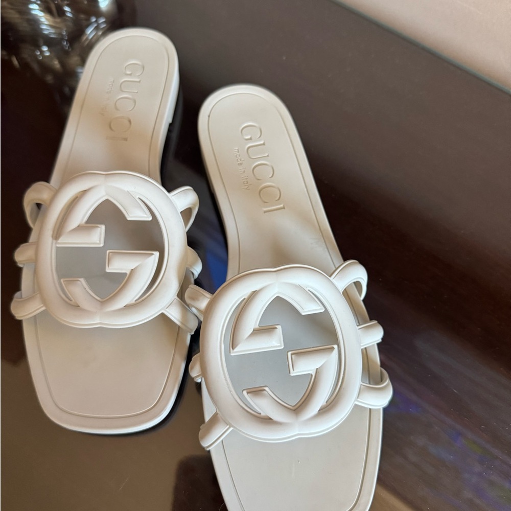 Gucci Women's Cream Logo Slide Sandals - Picture 5 of 8